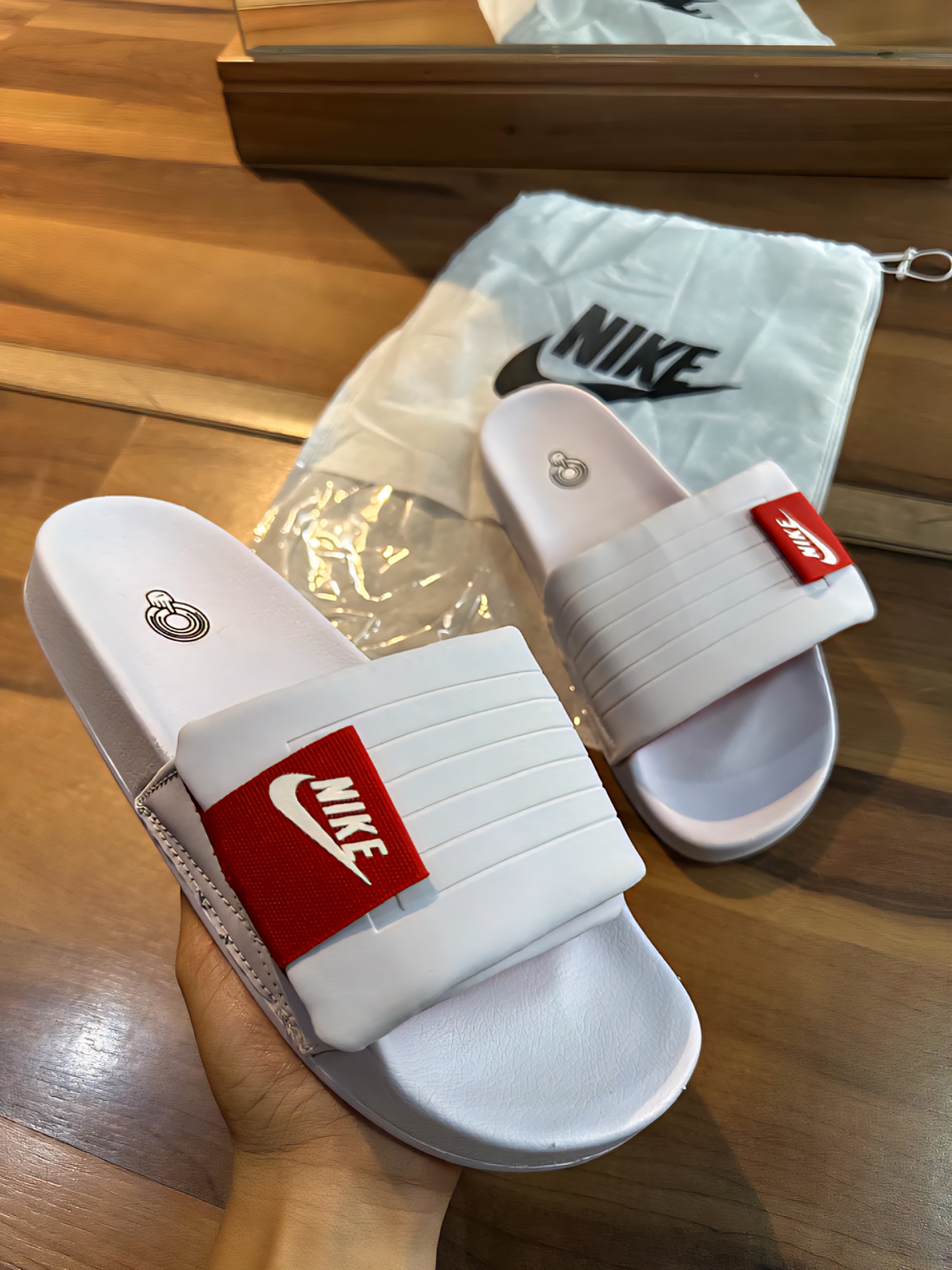 chinelo nike offcourt adjust - Branco com Vermelho