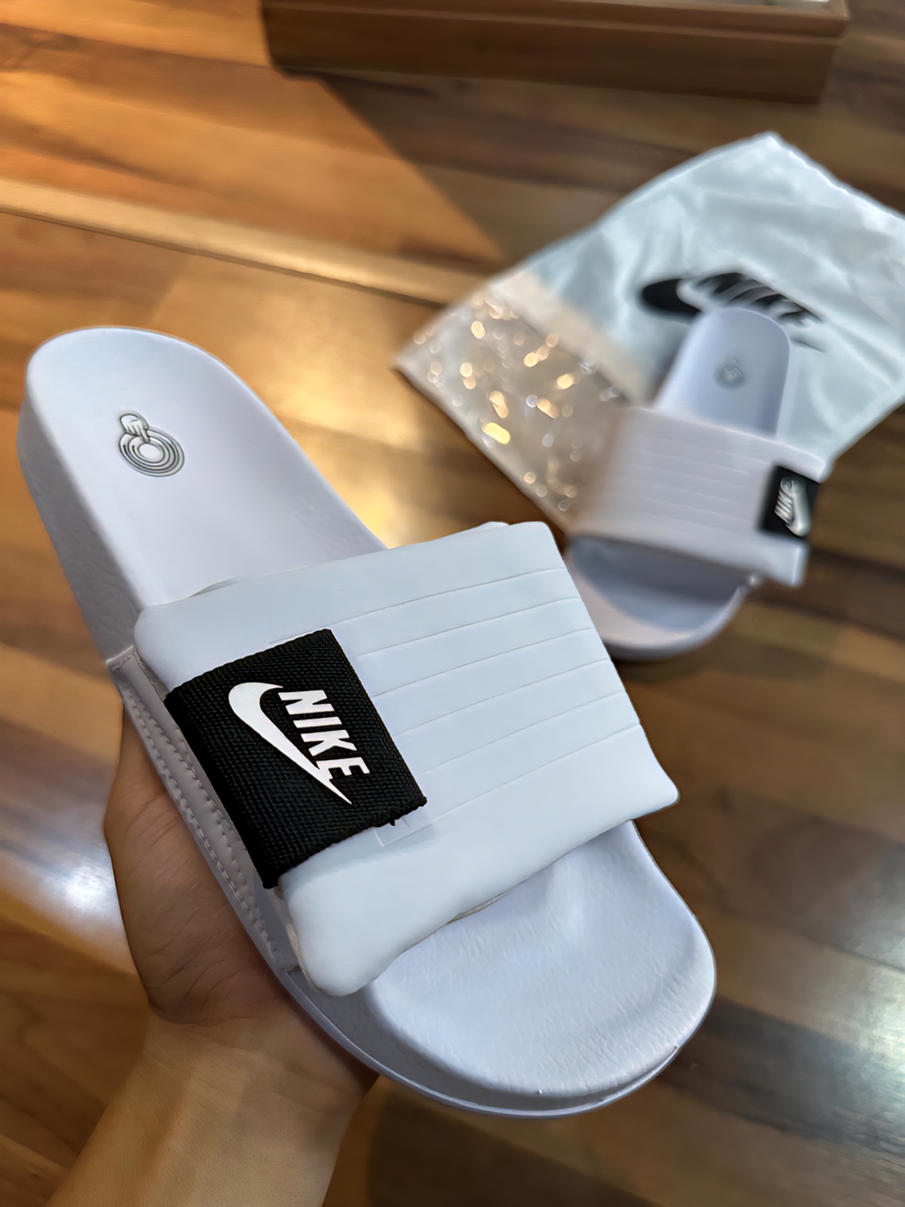 chinelo nike offcourt adjust - Branco com Preto