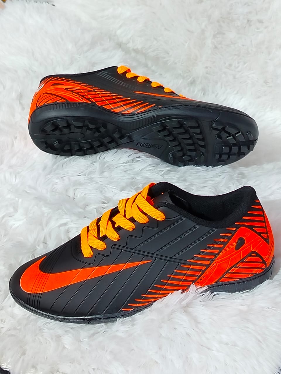 Chuteira Nike Society - Preto e Laranja