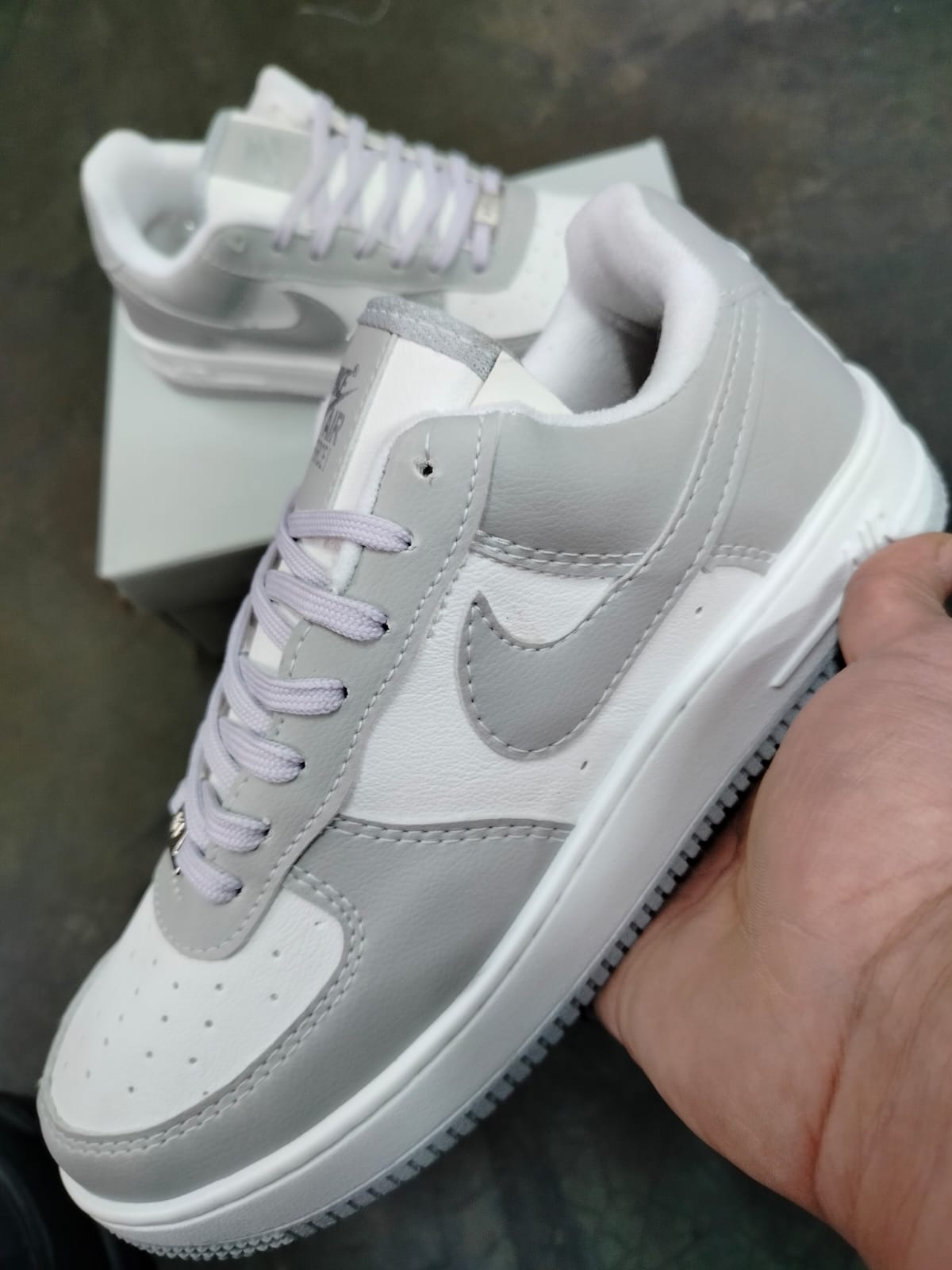 Tênis Nike Air Force 1 - Branco e Cinza