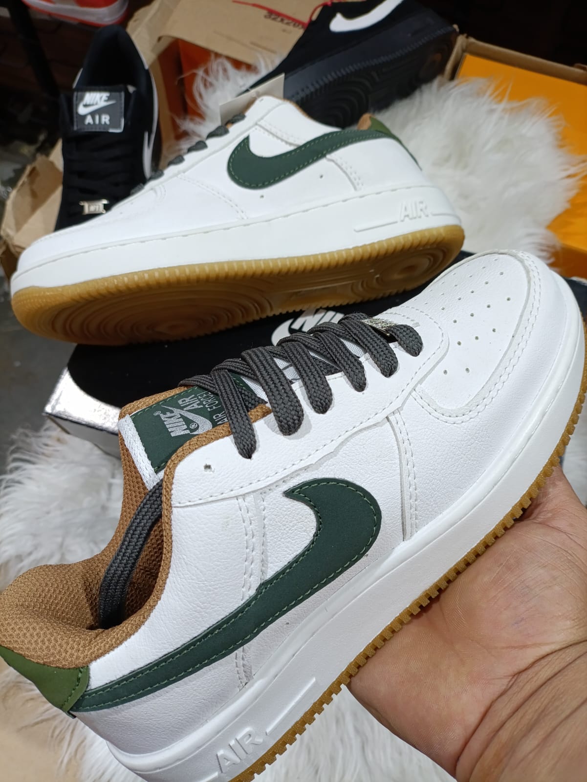 Tênis Nike Air Force 1 - Branco com acabamento em verde
