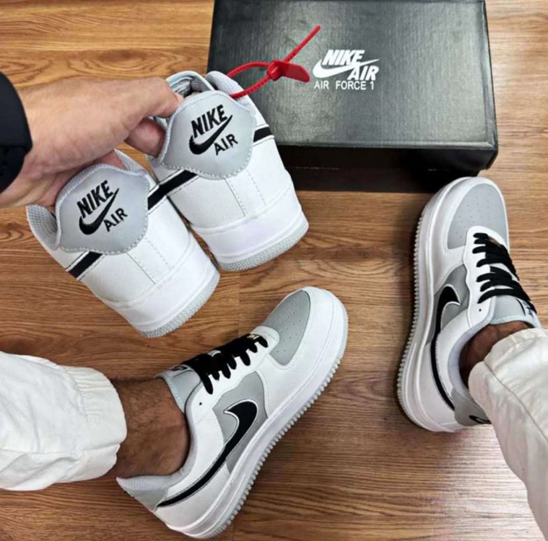 Tênis Nike Air Force 1 - Branco com acabamento em Cinza e Preto