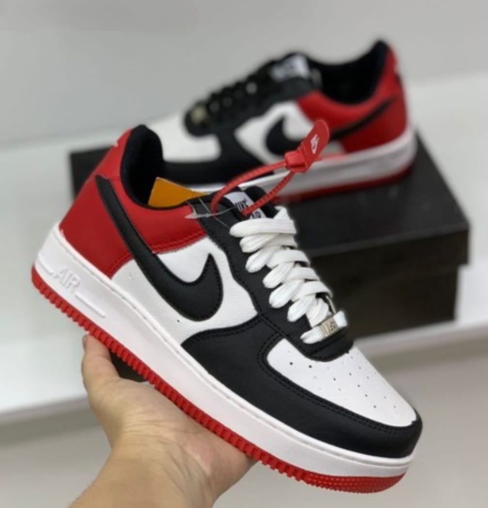 Tênis Nike Air Force 1 - Branco, Vermelho e Preto