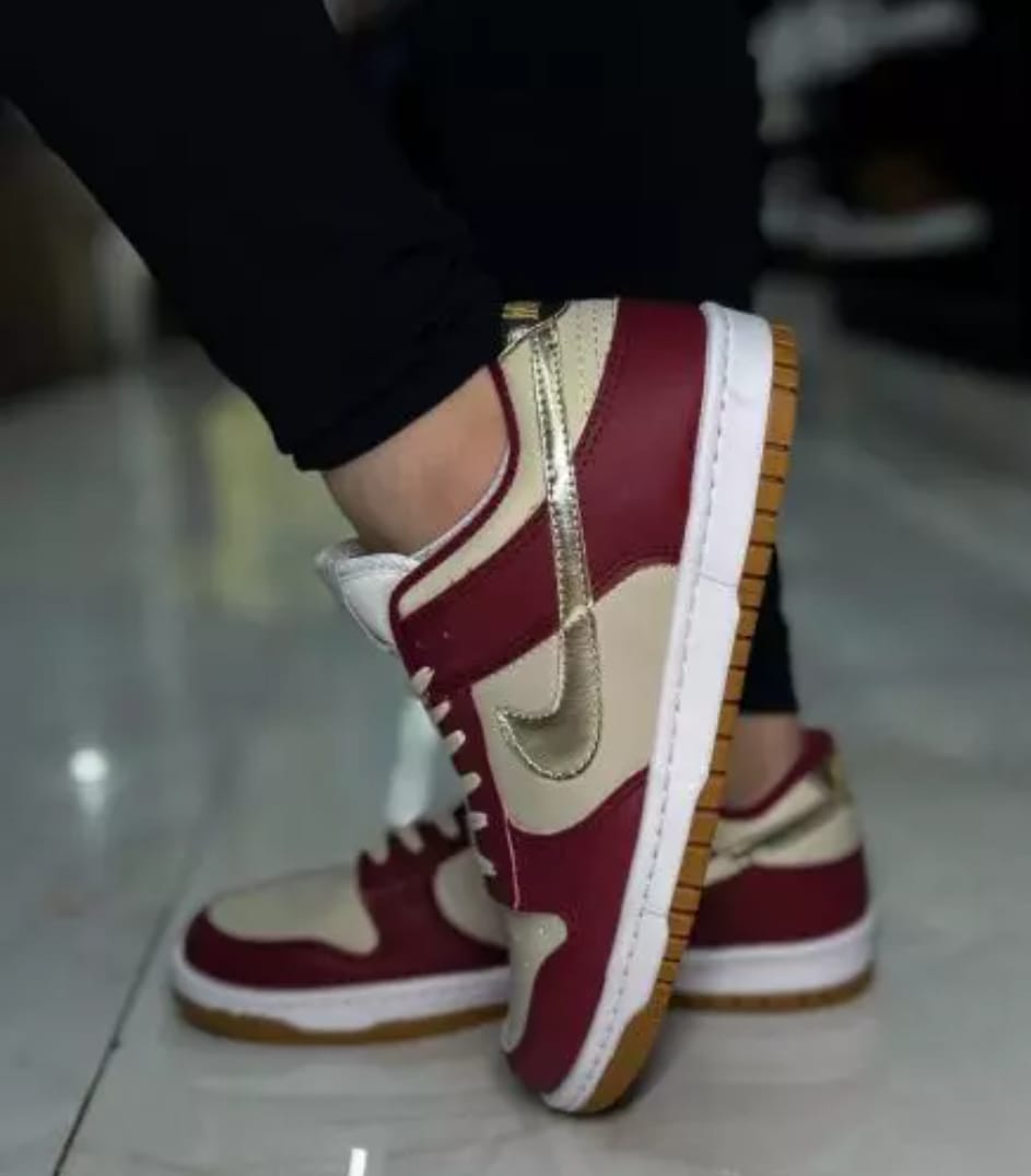 Tênis Nike Air Force 1 - Dourado e Vinho