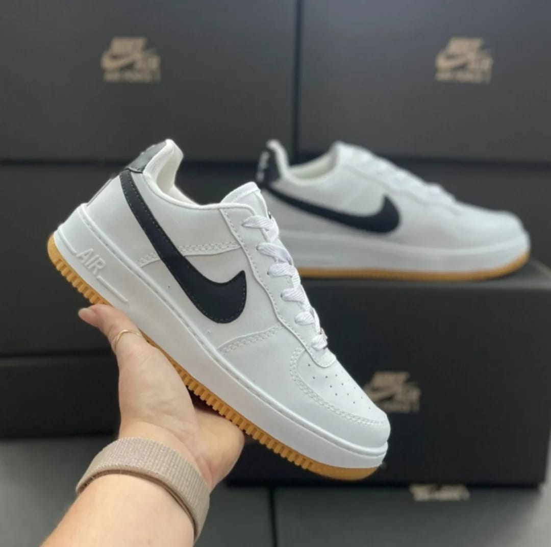 Tênis Nike Air Force 1 - Branco com acabamento em preto