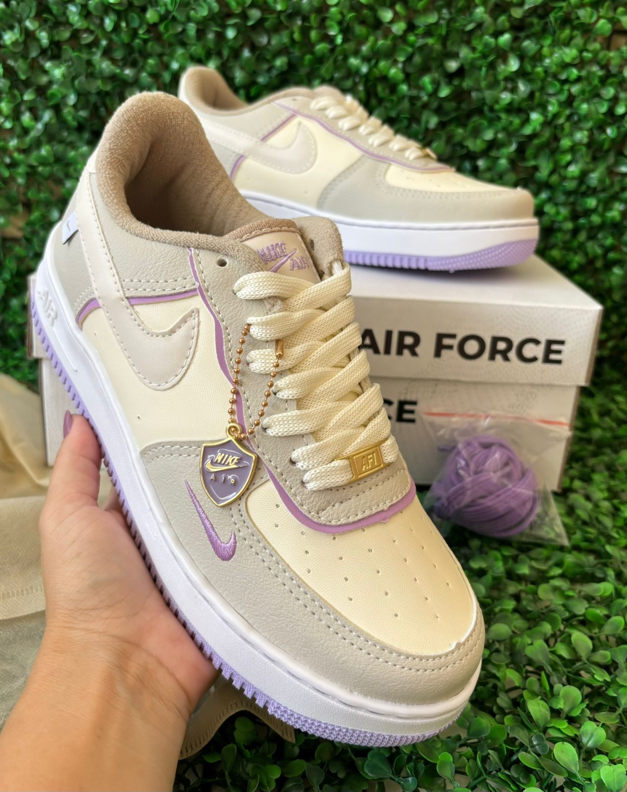 Tênis Nike Air Force 1 - Bege e Rosa Luxo