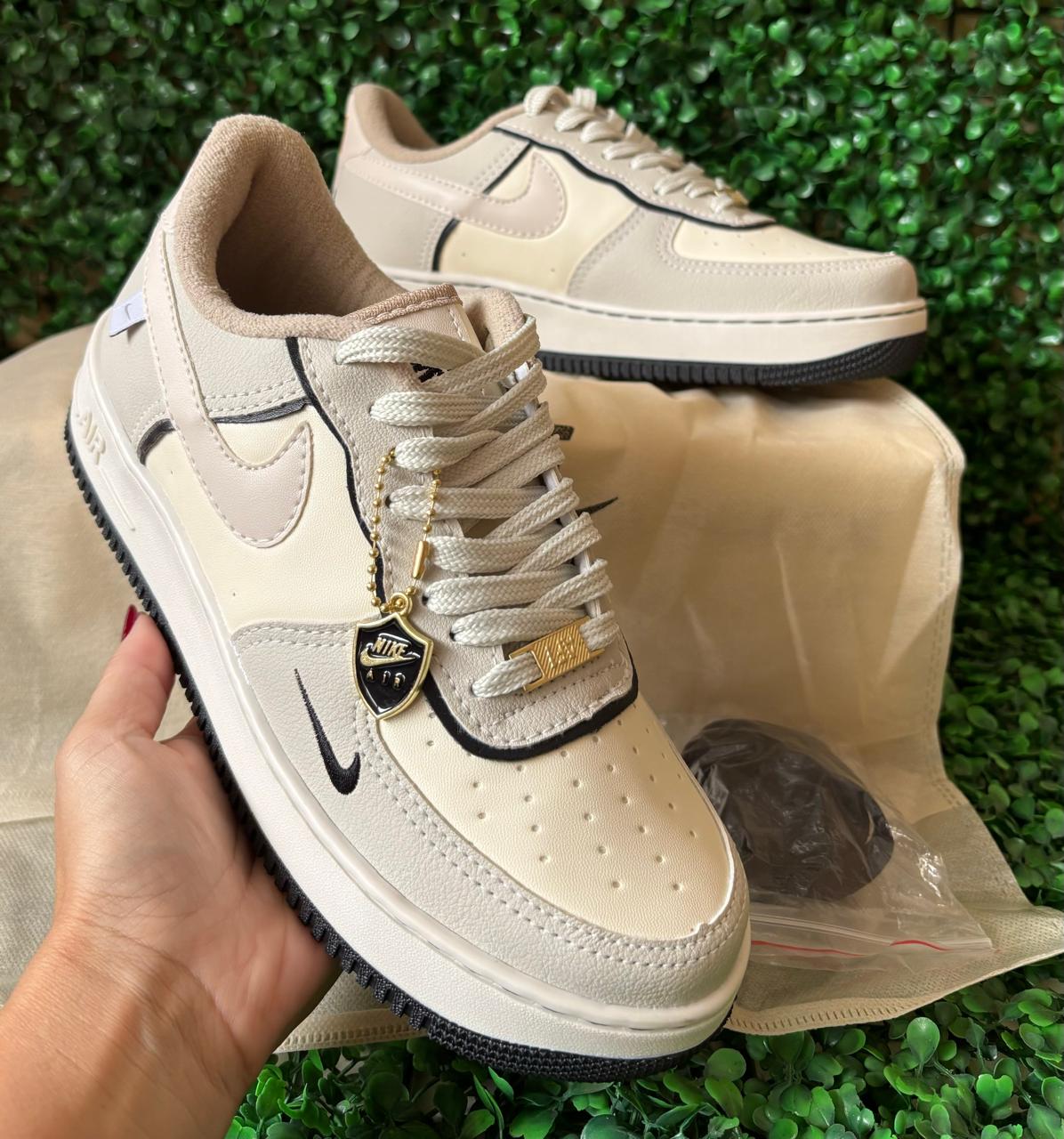 Tênis Nike Air Force 1 - Bege e Preto Luxo