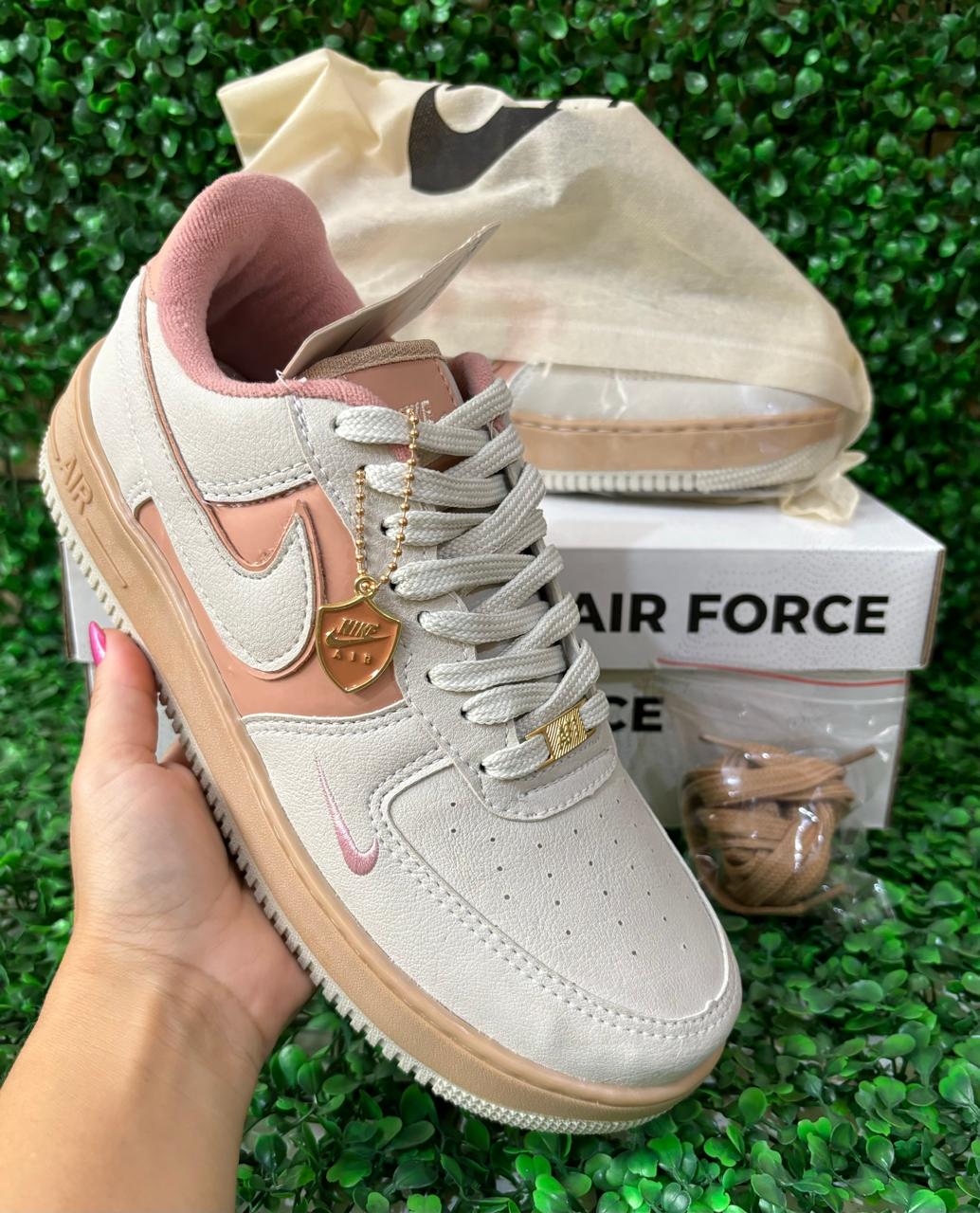 Tênis Nike Air Force 1 - Bege e Nude Luxo