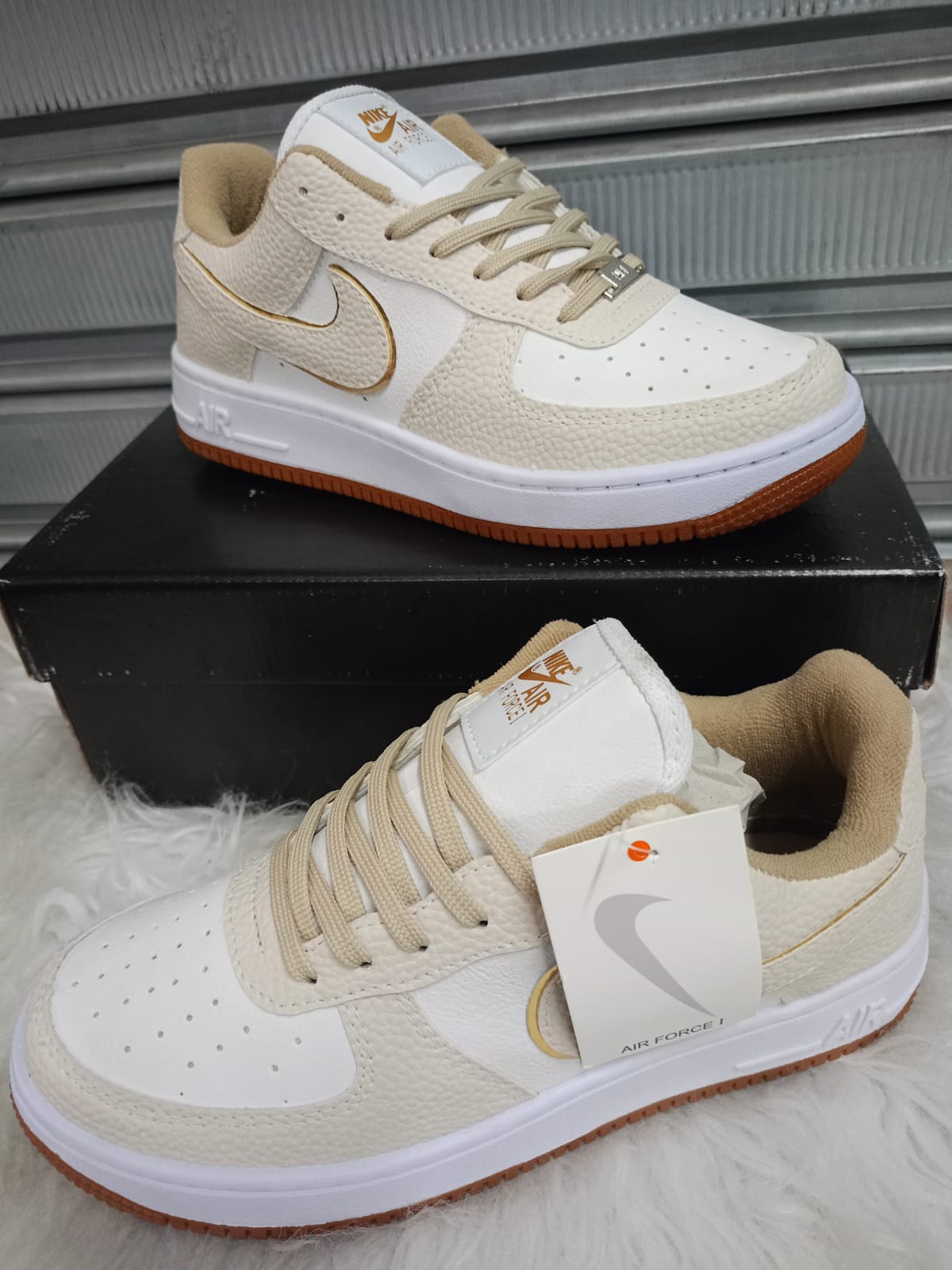 Tênis Nike Air Force 1 - Branco e Bege Classic