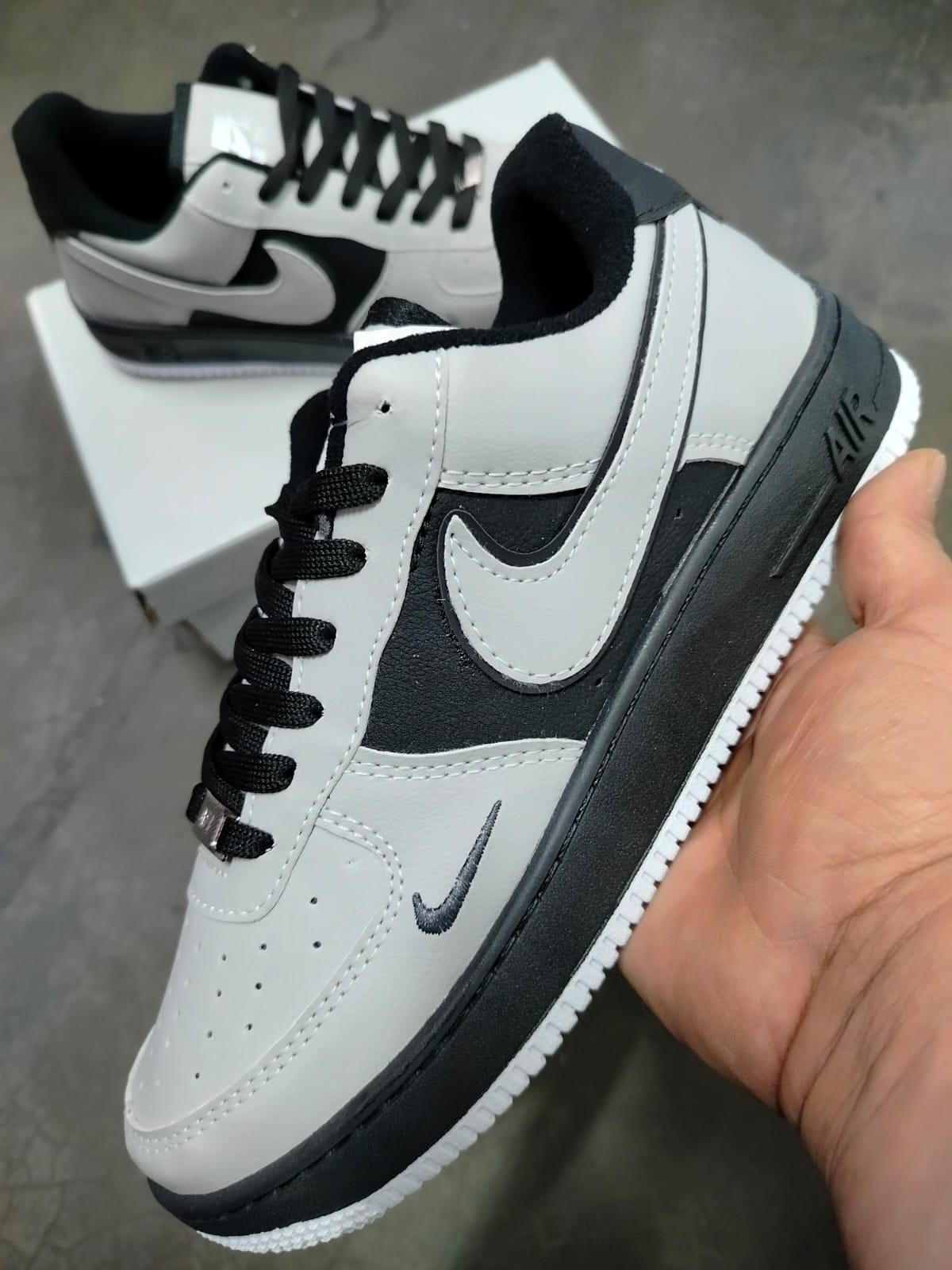 Tênis Nike Air Force 1 - Branco com acabamento em preto 2