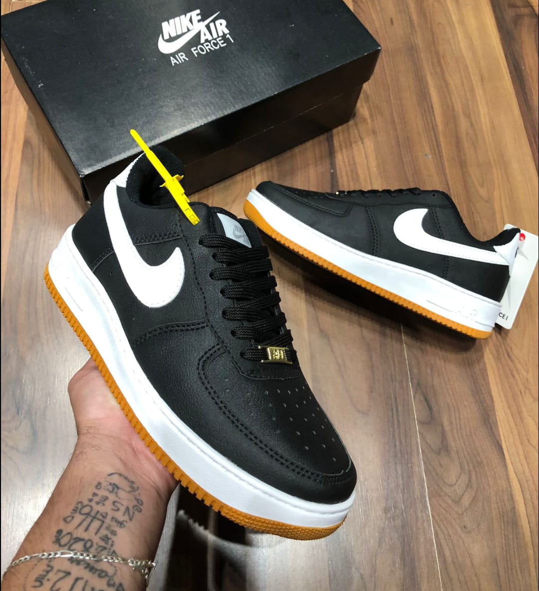 Tênis Nike Air Force 1 - Preto com acabamento em Branco