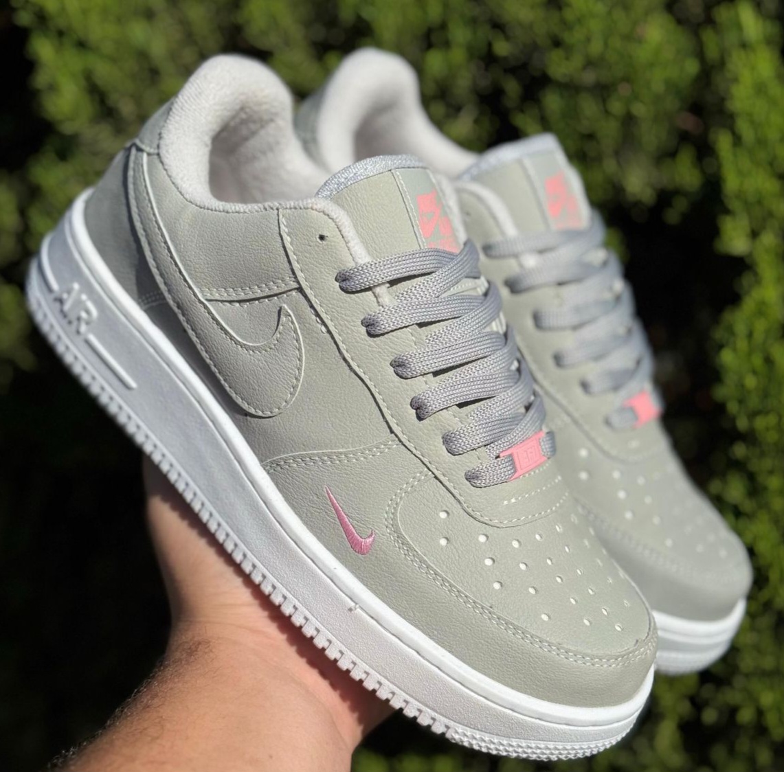 Tênis Nike Air Force 1 - Cinza com acabamento em Rosa