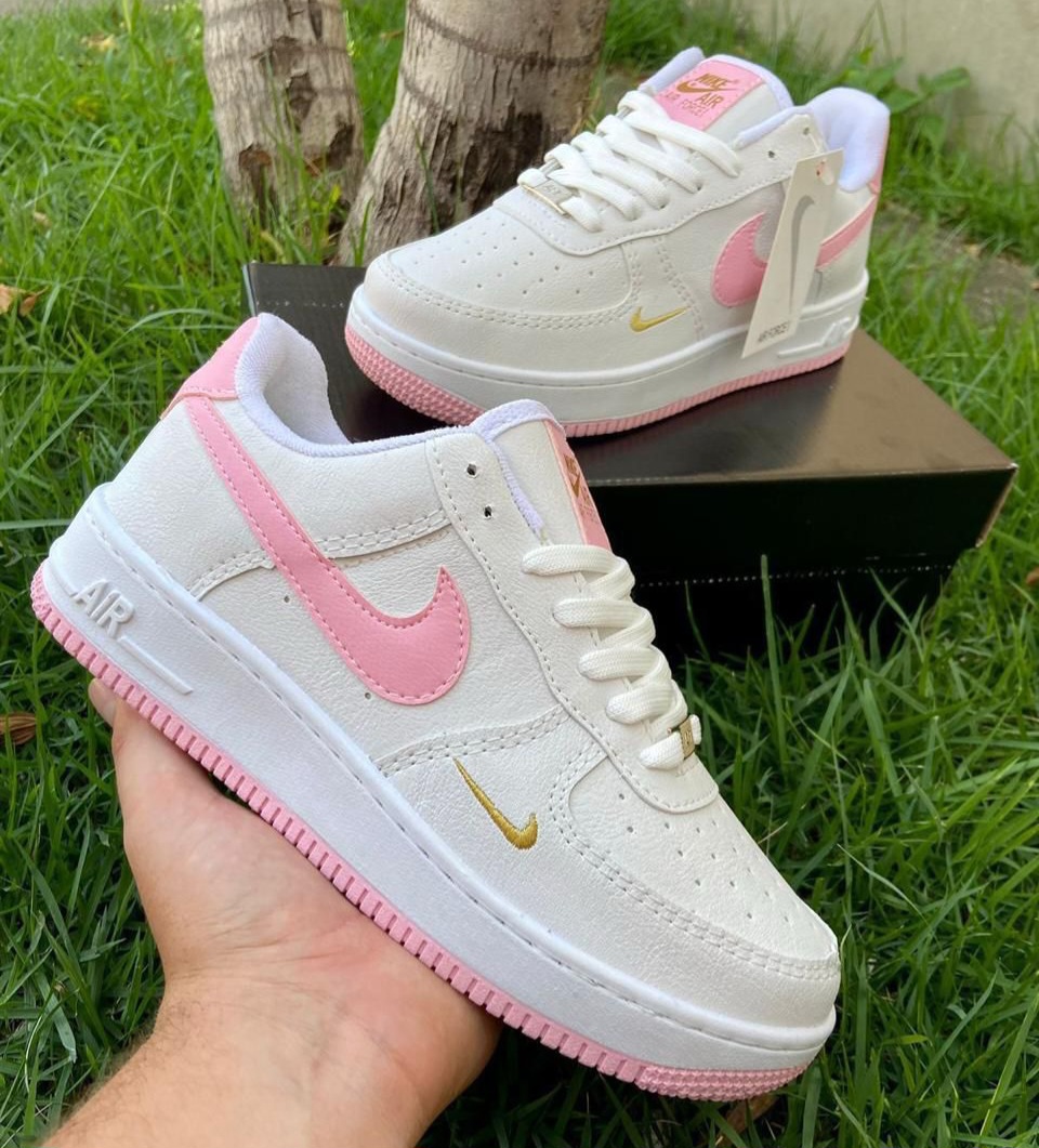 Tênis Nike Air Force 1 - Branco com acabamento em Rosa