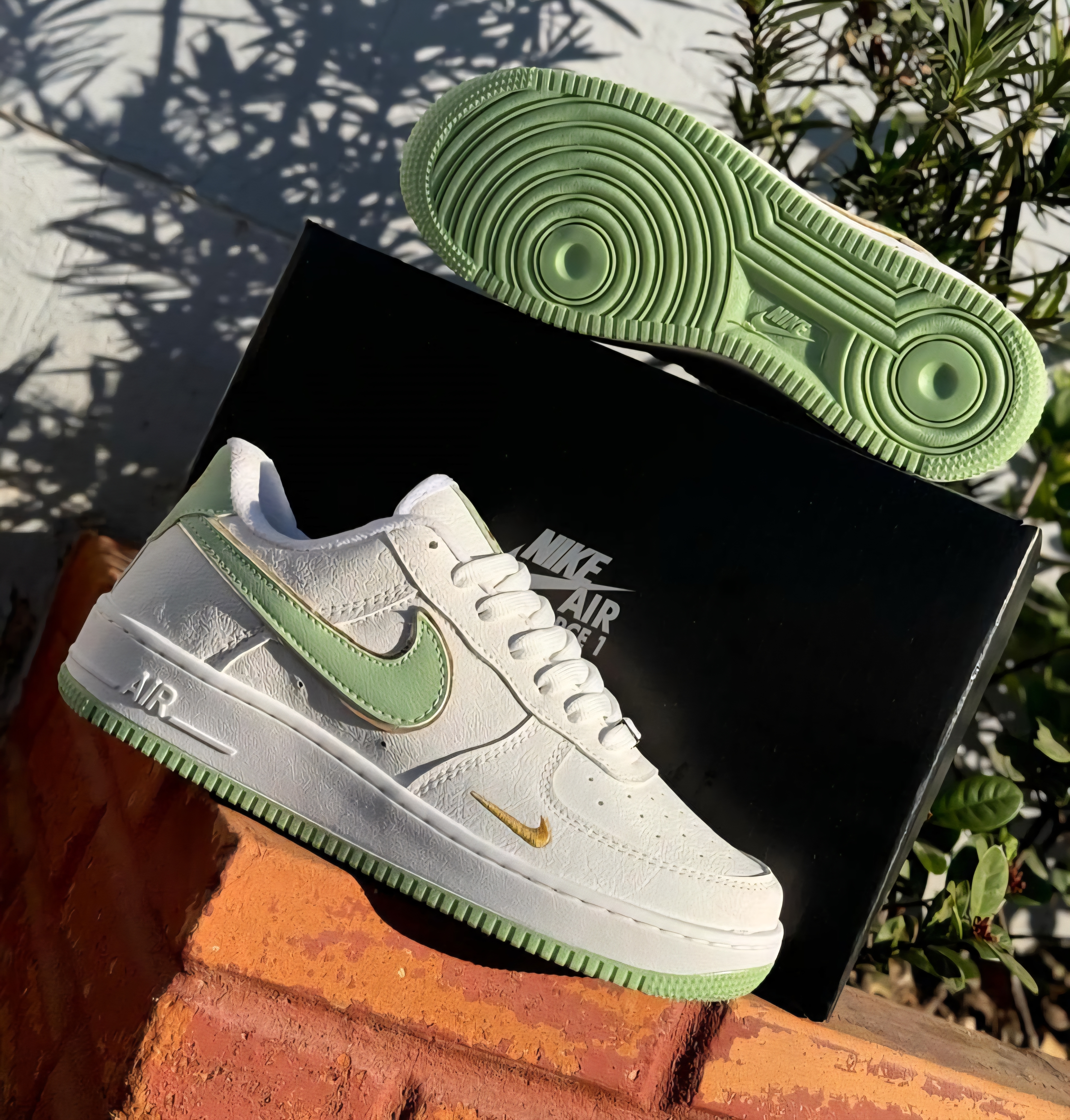 Tênis Nike Air Force 1 - Branco com acabamento em verde