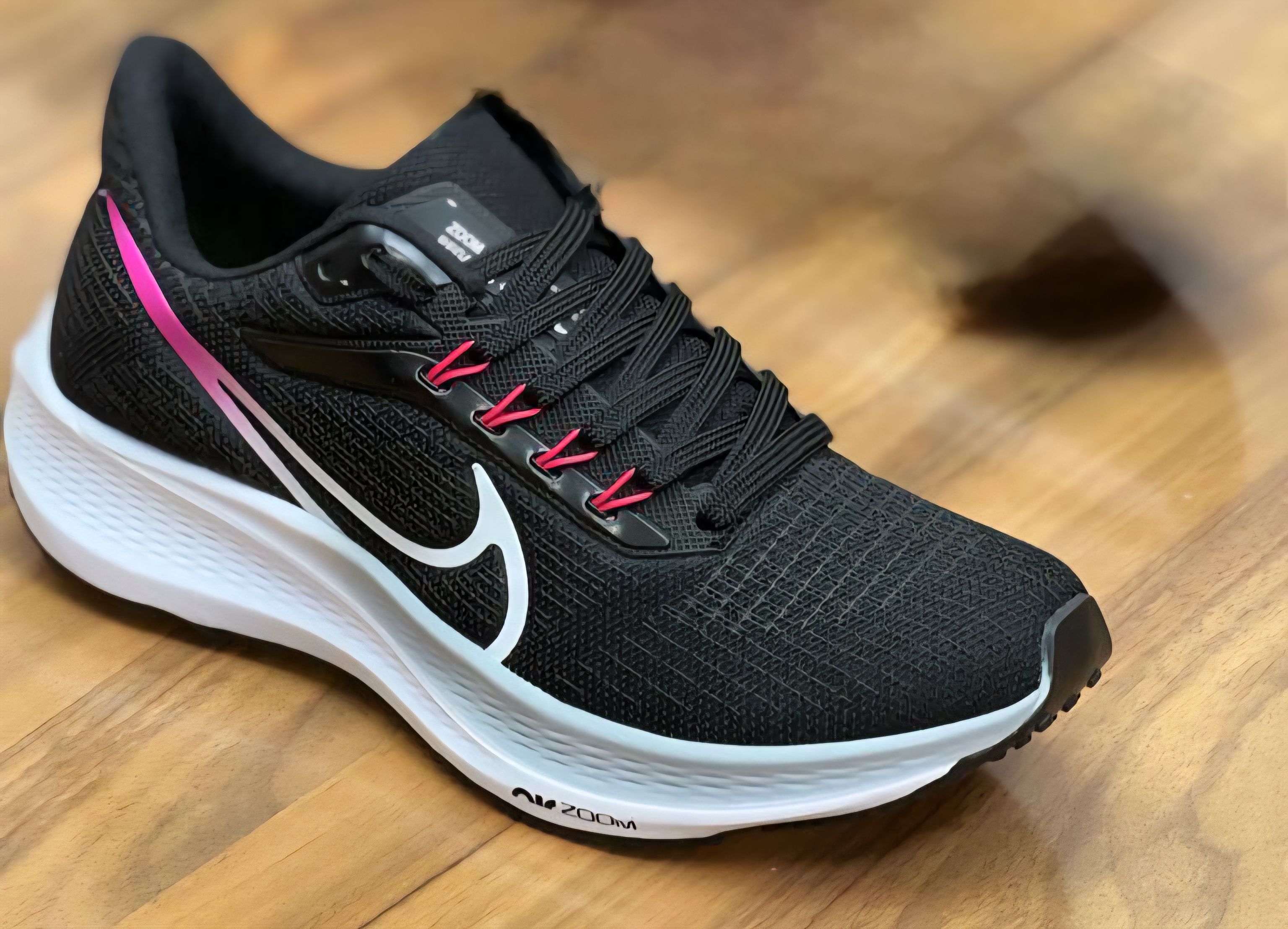 Tênis Nike Zoom Pegasus 39 - Preto com Acabamento em Rosa