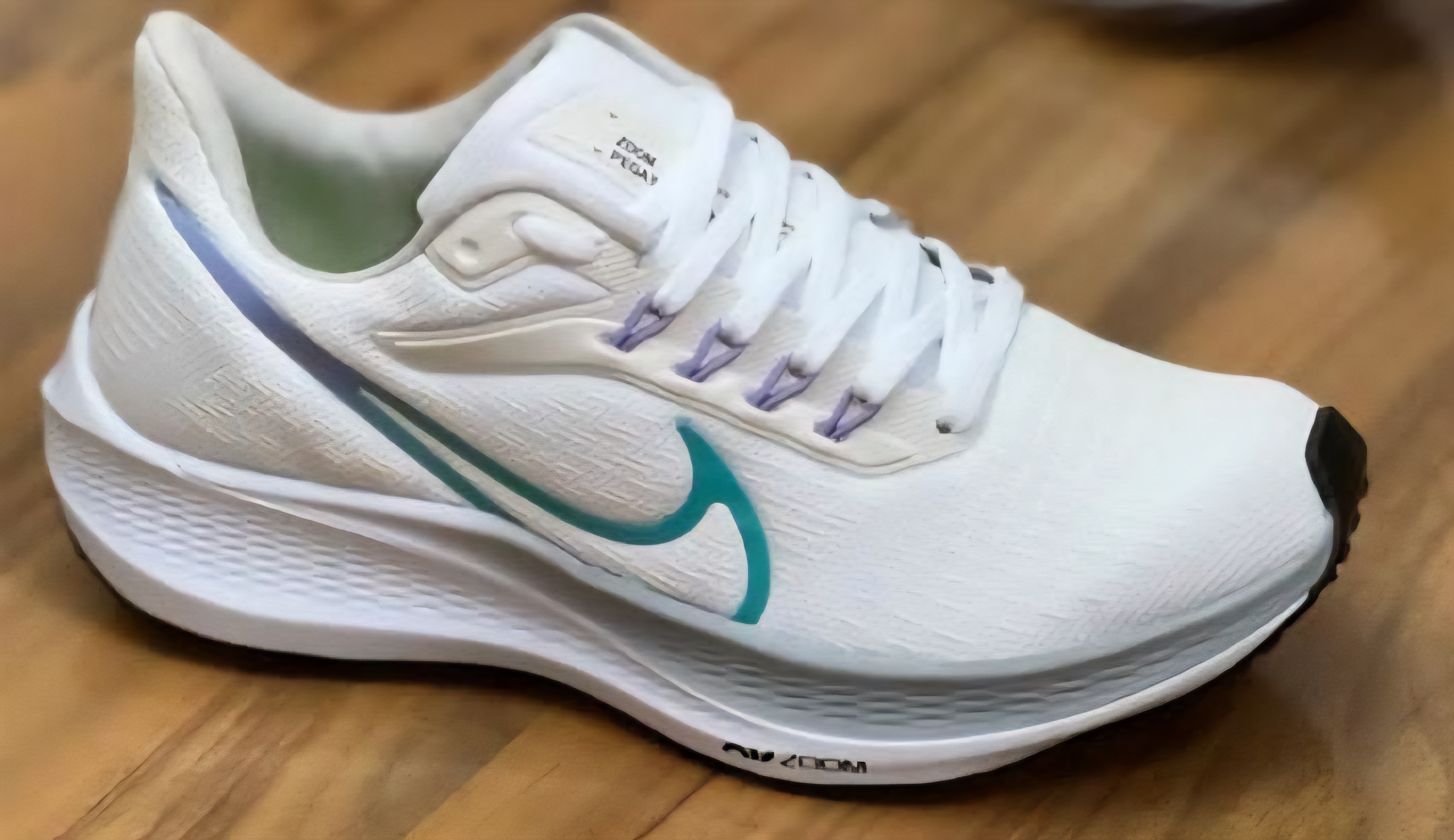 Tênis Nike Zoom Pegasus 39 - Branco com Acabamento em Roxo