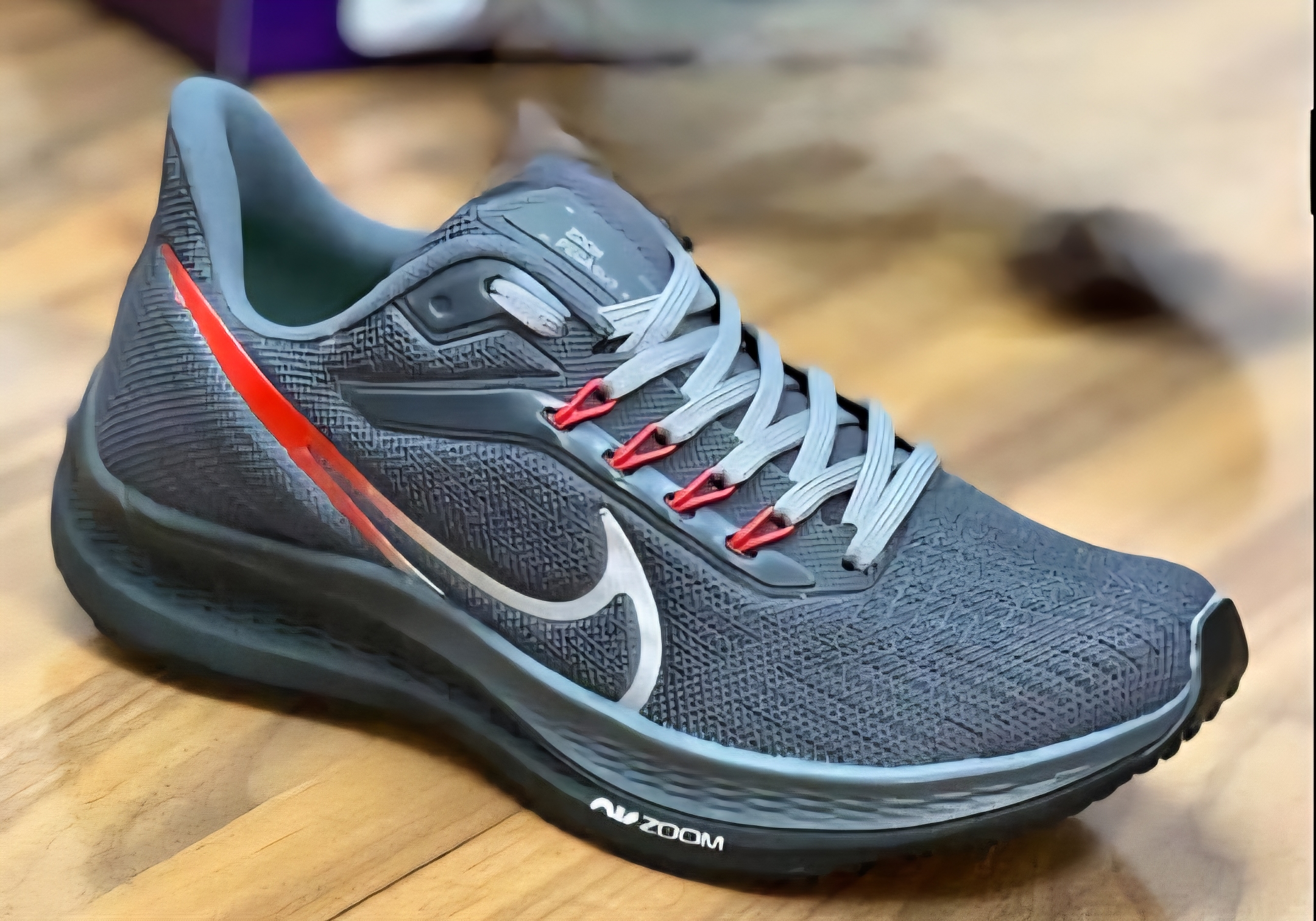 Tênis Nike Zoom Pegasus 39 - Cinza com Acabamento em Vermelho