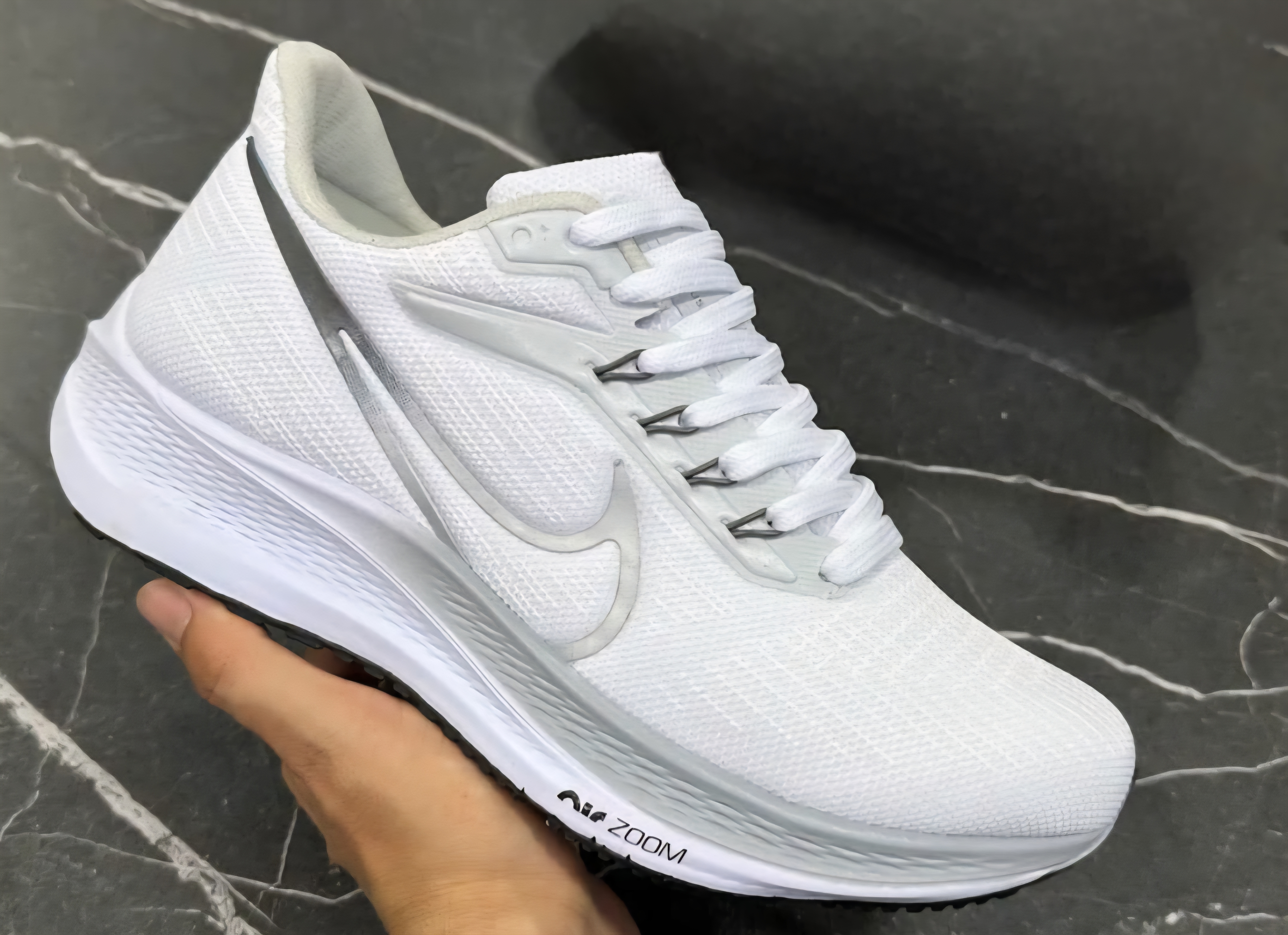 Tênis Nike Zoom Pegasus 39 - Branco com Acabamento em Cinza